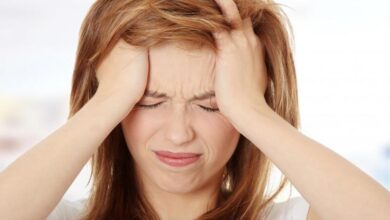 Nhức đầu thường xuyên là triệu chứng gì
